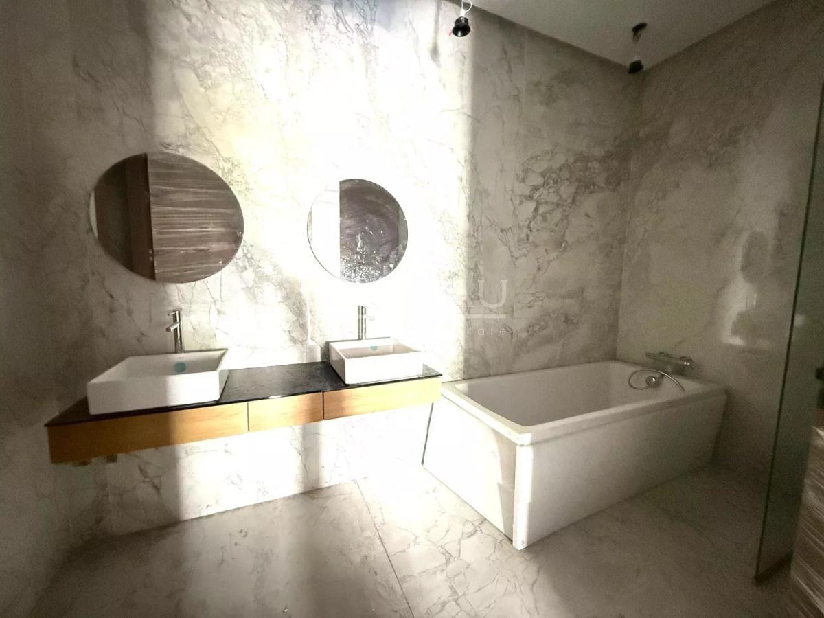 Villa à vendre sur Bouskoura Ville Verte -  1 300 m²