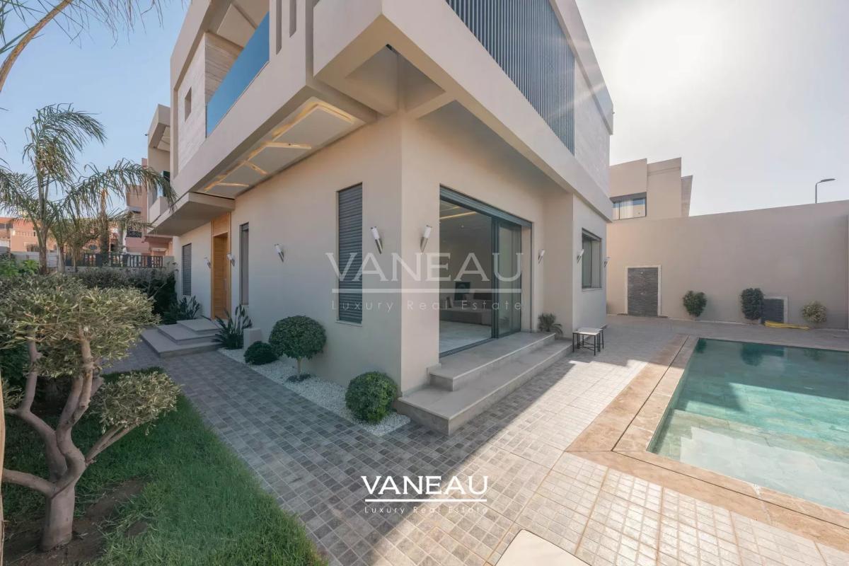 **À Vendre : Villa Spacieuse avec 5 Chambres à Marrakech**