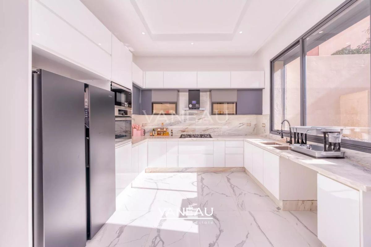 **À Vendre : Villa Spacieuse avec 5 Chambres à Marrakech**