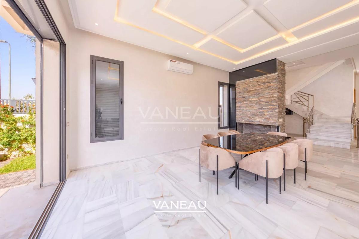 **À Vendre : Villa Spacieuse avec 5 Chambres à Marrakech**
