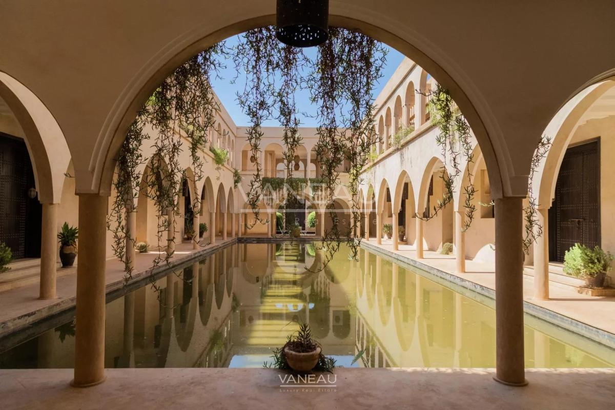 PALAIS À VENDRE AU COEUR DE LA PALMERAIE DE MARRAKECH