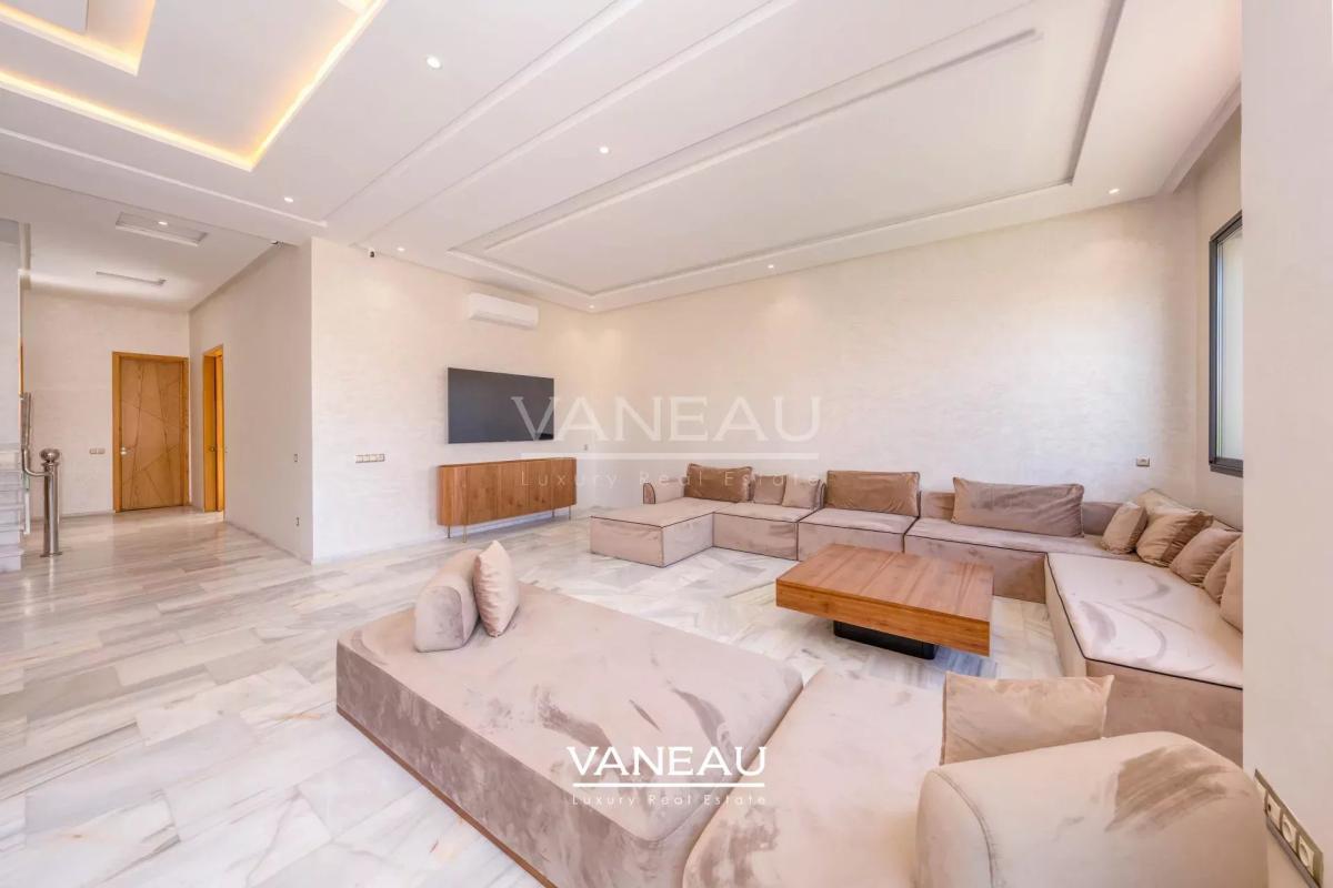 **À Vendre : Villa Spacieuse avec 5 Chambres à Marrakech**