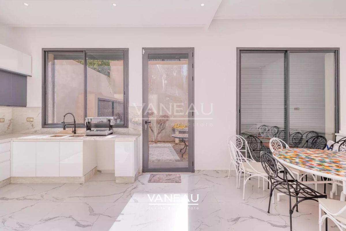 **À Vendre : Villa Spacieuse avec 5 Chambres à Marrakech**