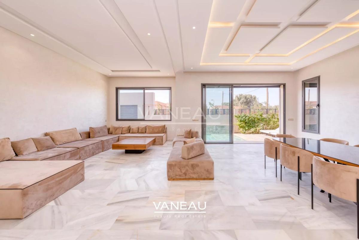 **À Vendre : Villa Spacieuse avec 5 Chambres à Marrakech**