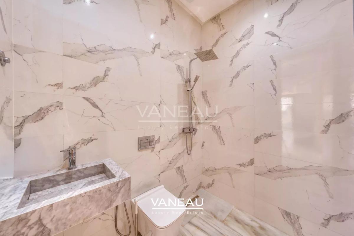 **À Vendre : Villa Spacieuse avec 5 Chambres à Marrakech**