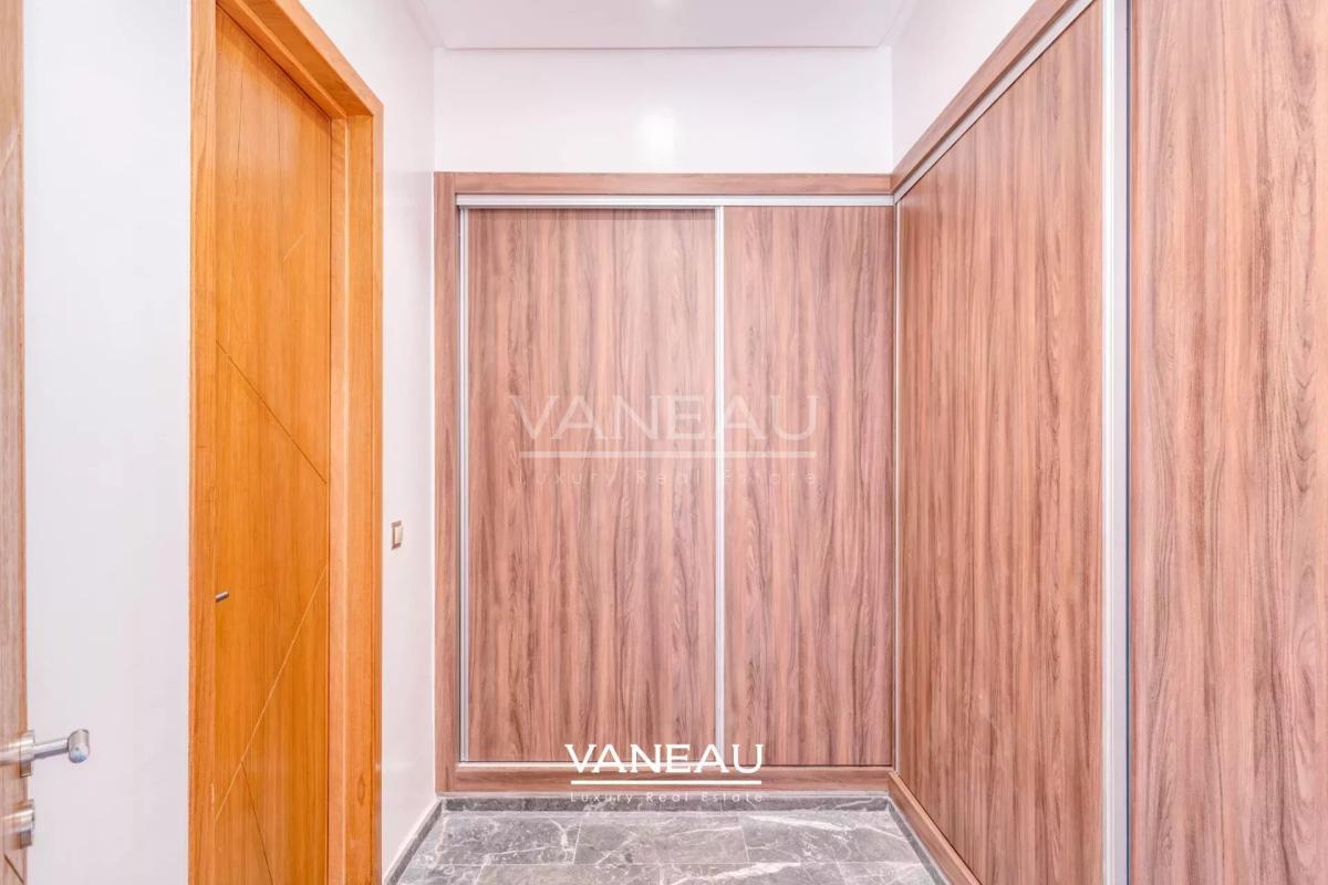 **À Vendre : Villa Spacieuse avec 5 Chambres à Marrakech**