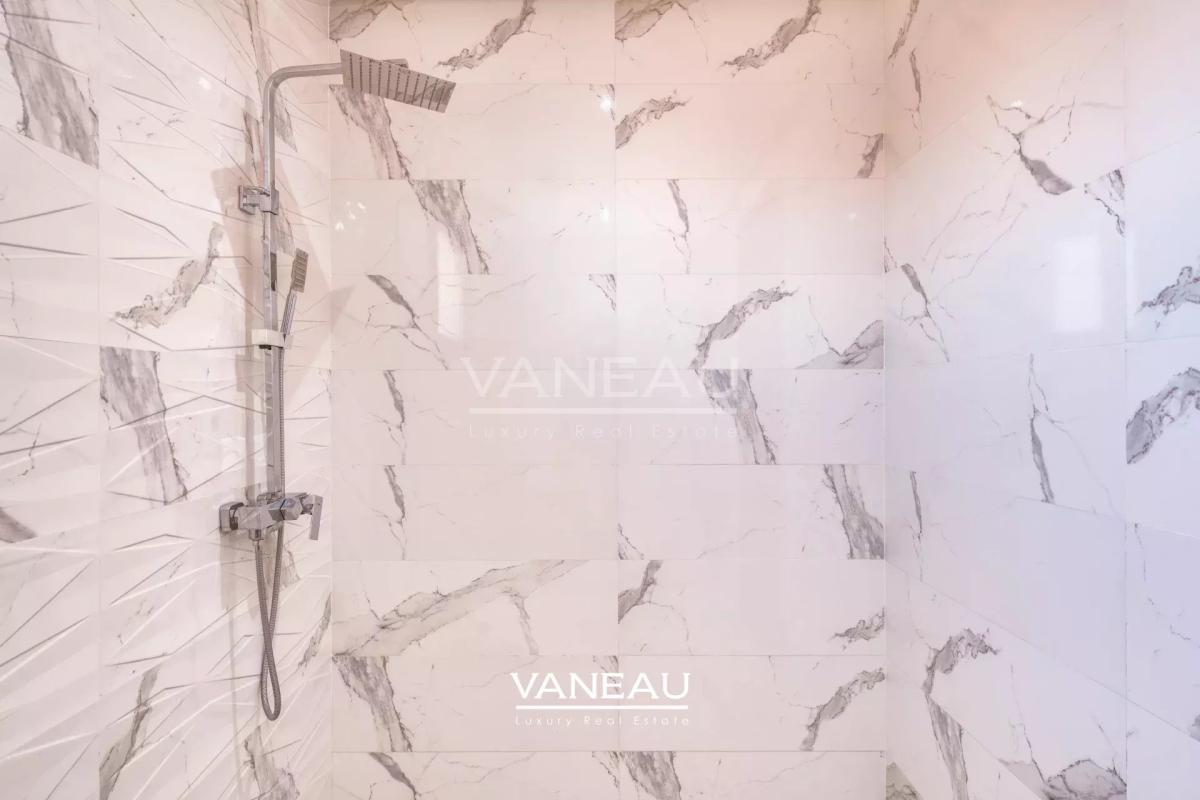 **À Vendre : Villa Spacieuse avec 5 Chambres à Marrakech**