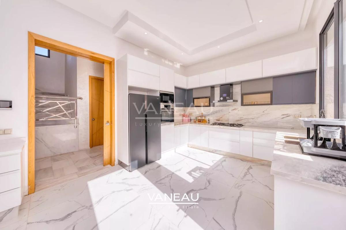 **À Vendre : Villa Spacieuse avec 5 Chambres à Marrakech**