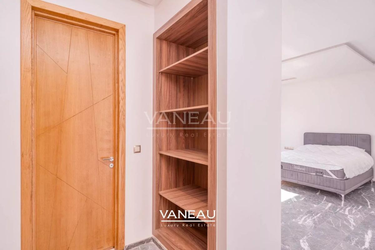 **À Vendre : Villa Spacieuse avec 5 Chambres à Marrakech**