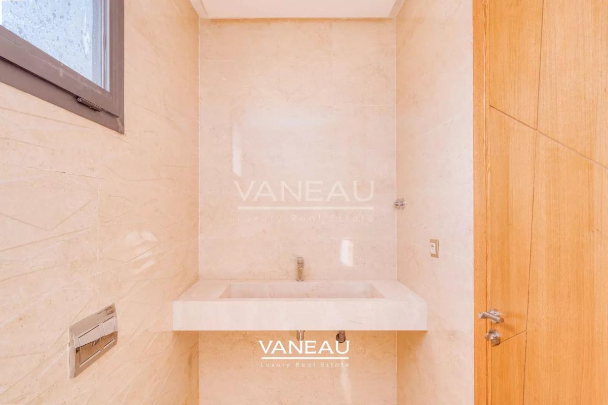 **À Vendre : Villa Spacieuse avec 5 Chambres à Marrakech**