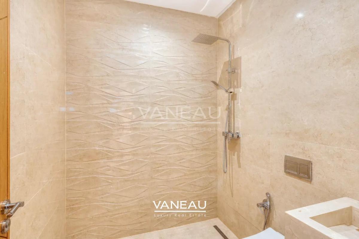 **À Vendre : Villa Spacieuse avec 5 Chambres à Marrakech**