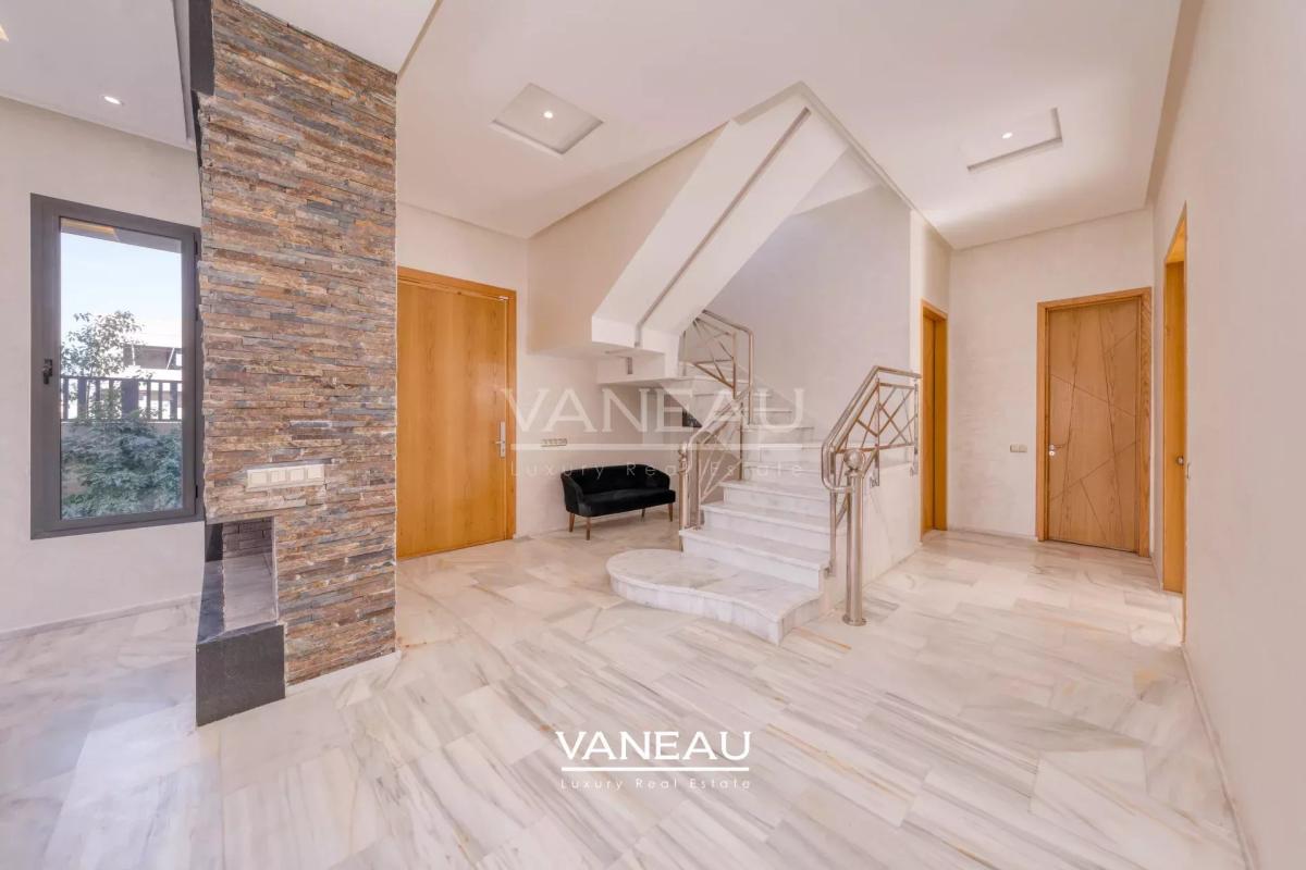 **À Vendre : Villa Spacieuse avec 5 Chambres à Marrakech**