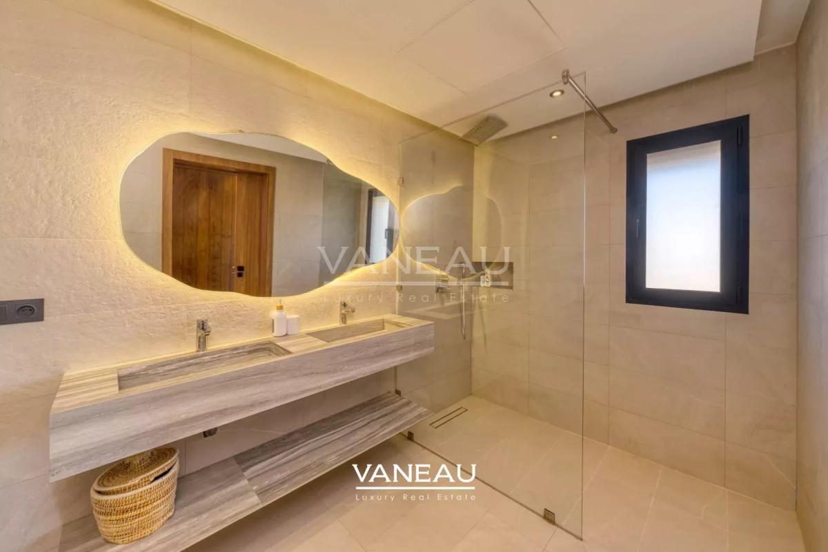 **À Vendre : Villa Moderne de 385 m² sur Golf à Marrakech**