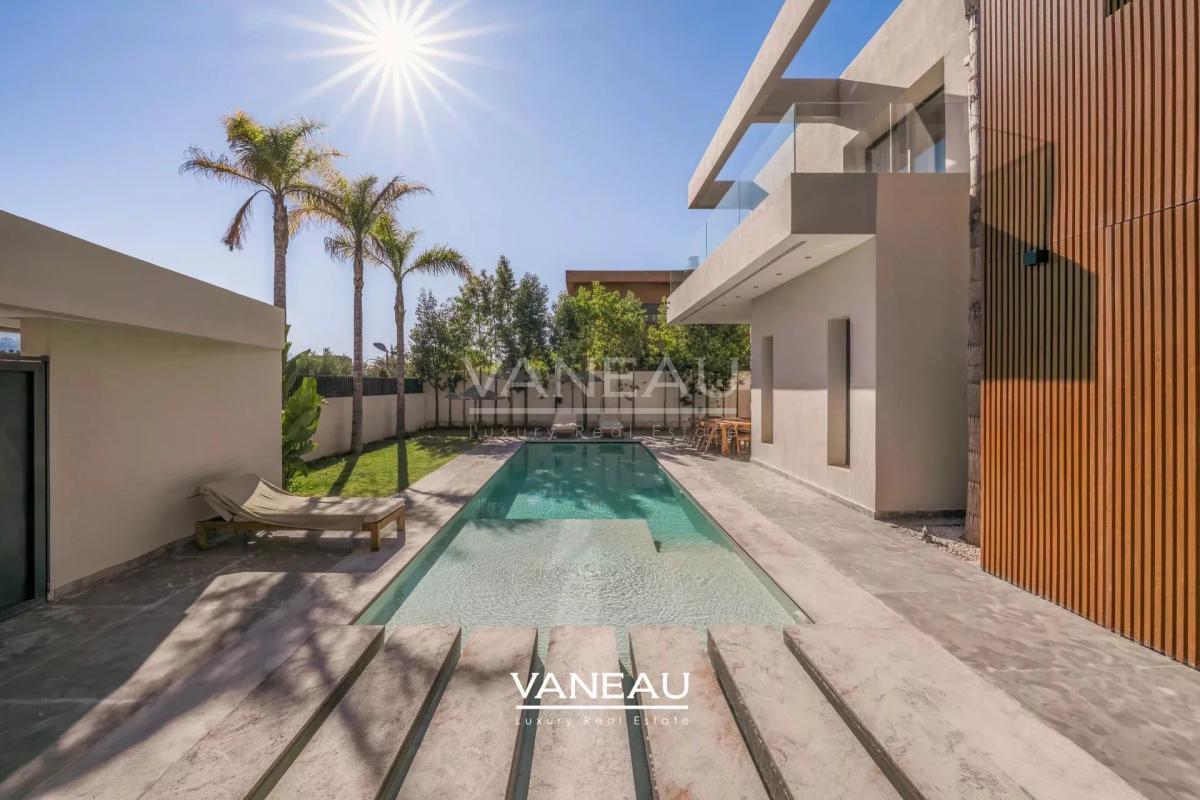 **À Vendre : Villa Moderne de 385 m² sur Golf à Marrakech**