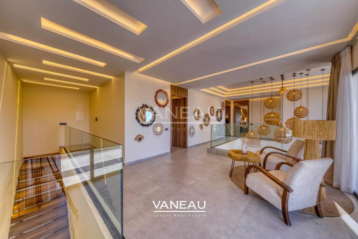 **À Vendre : Villa Moderne de 385 m² sur Golf à Marrakech**