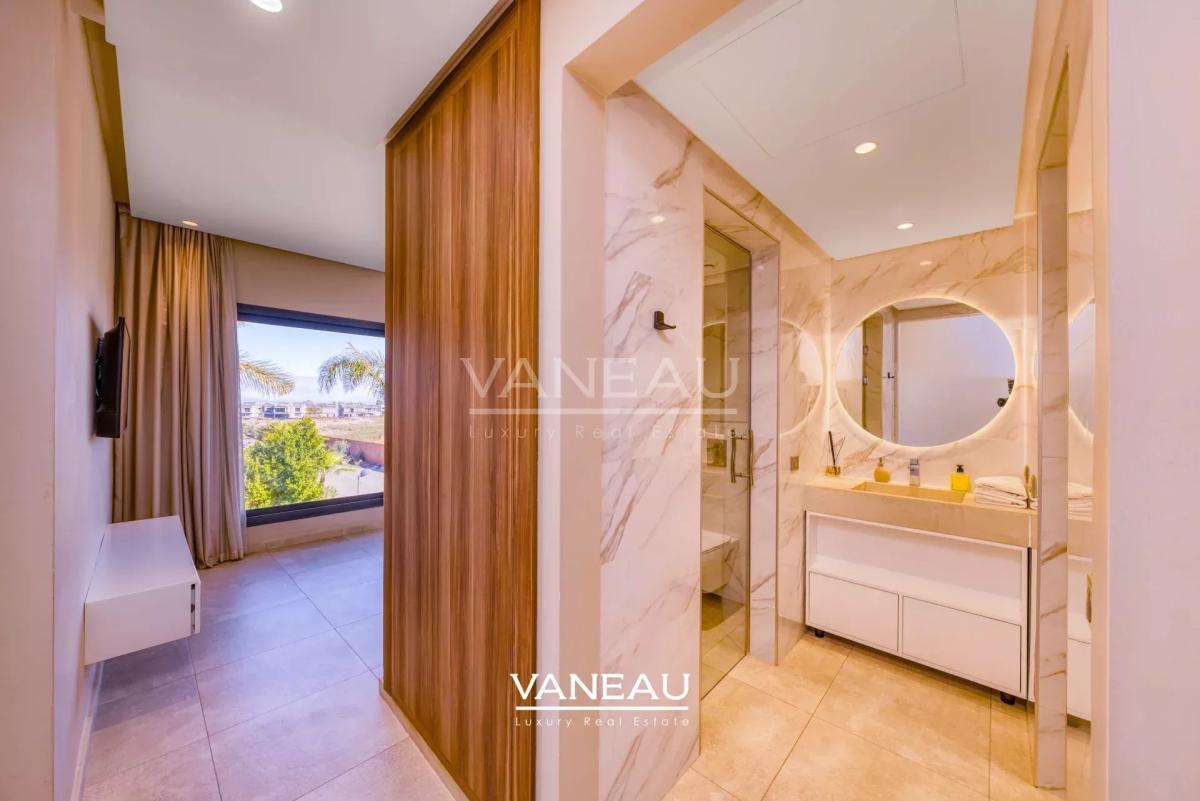 **À Vendre : Villa d’Exception sur le Golf Akenza à Marrakech**