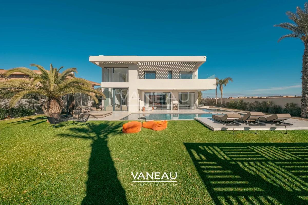 **À Vendre : Villa d’Exception sur le Golf Akenza à Marrakech**