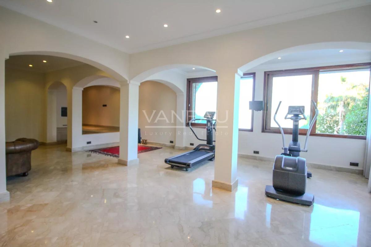 SOMPTUEUSE PROPRIÉTÉ DOMINANT LA MER À VENDRE SUR TANGER