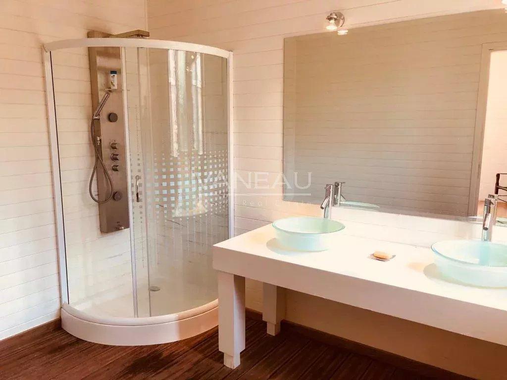 **À Vendre : Maison d’Exception au Bord du Lac de Lalla Takerkou