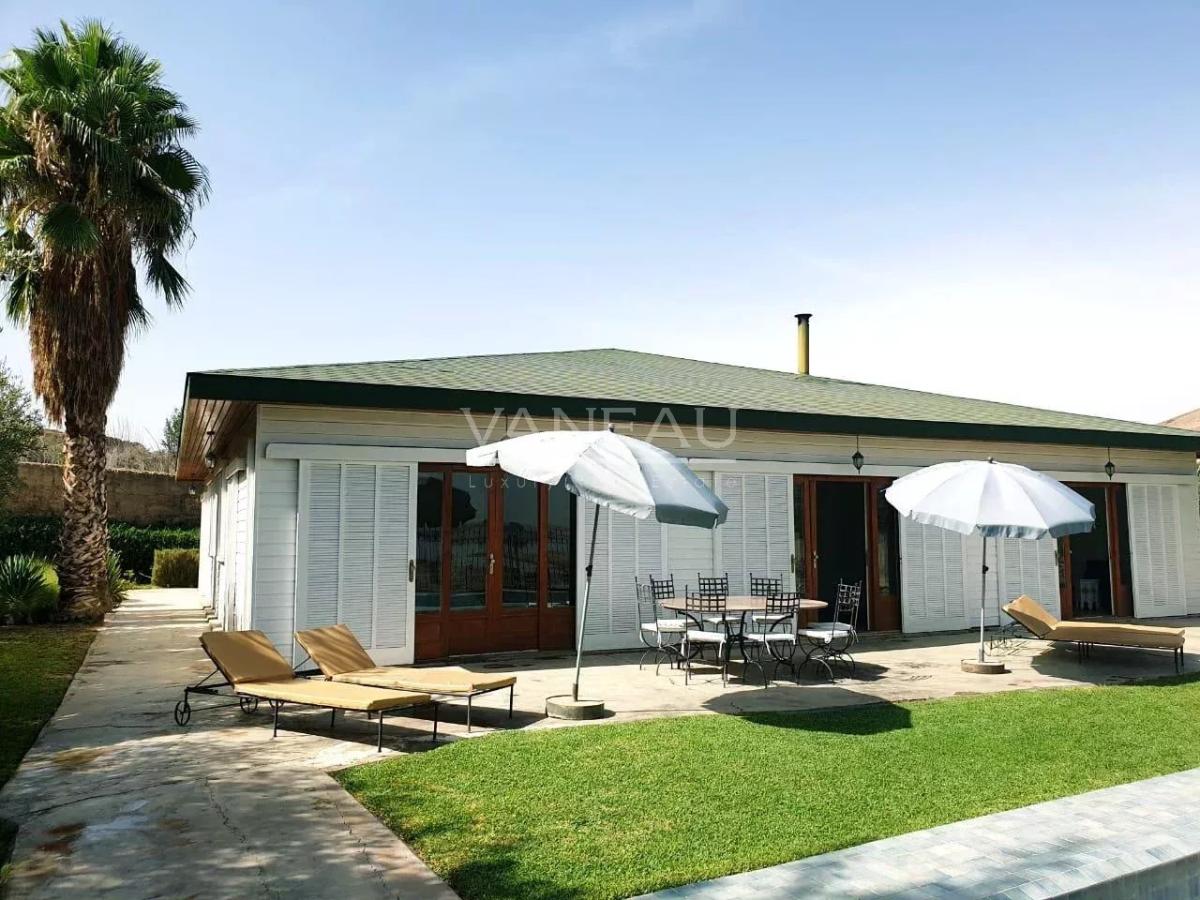 **À Vendre : Maison d’Exception au Bord du Lac de Lalla Takerkou