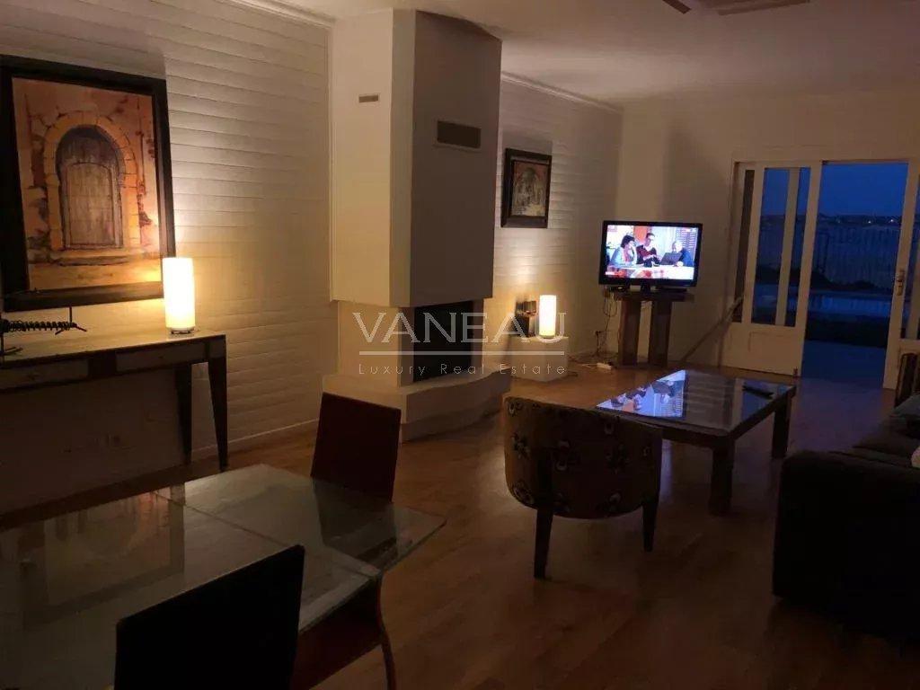 **À Vendre : Maison d’Exception au Bord du Lac de Lalla Takerkou