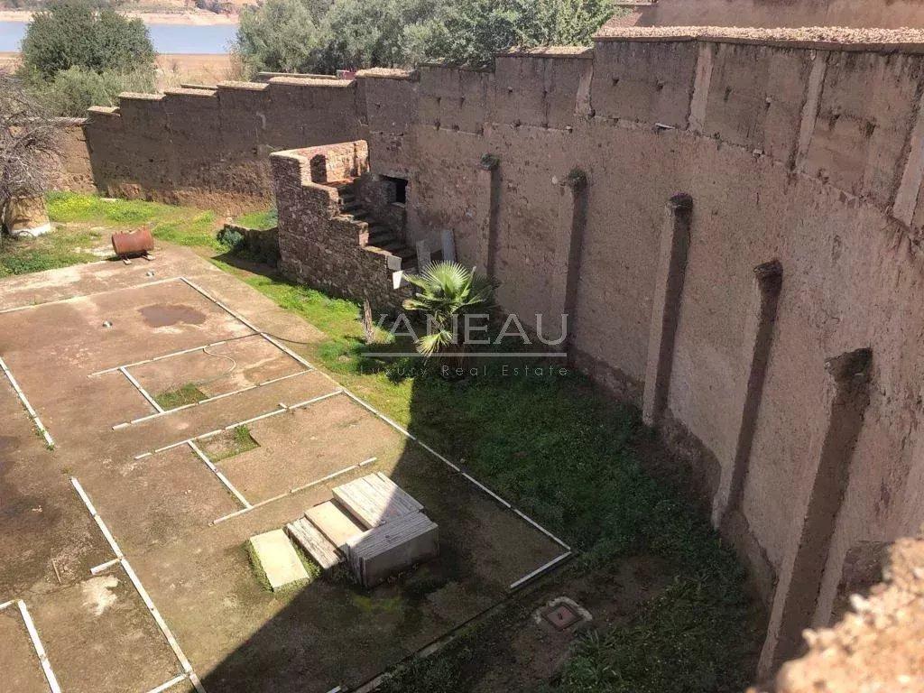 **À Vendre : Maison d’Exception au Bord du Lac de Lalla Takerkou