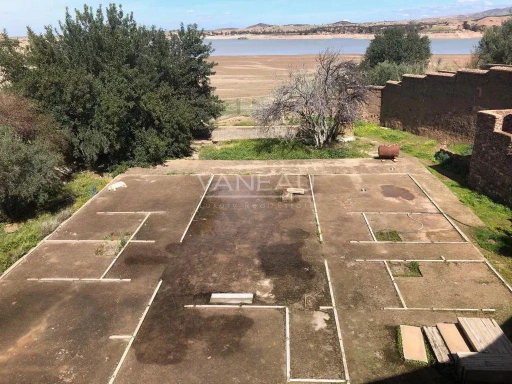 **À Vendre : Maison d’Exception au Bord du Lac de Lalla Takerkou