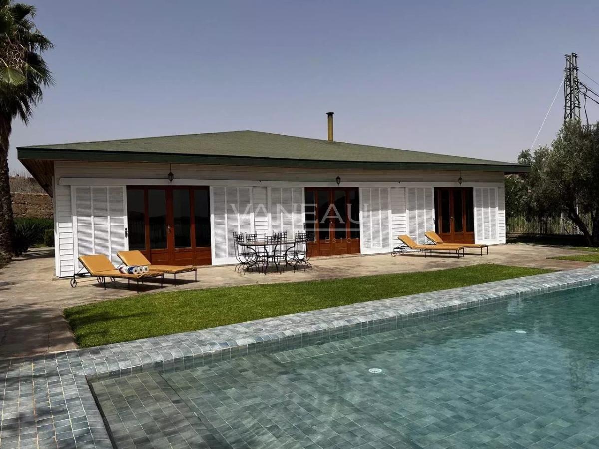 **À Vendre : Maison d’Exception au Bord du Lac de Lalla Takerkou