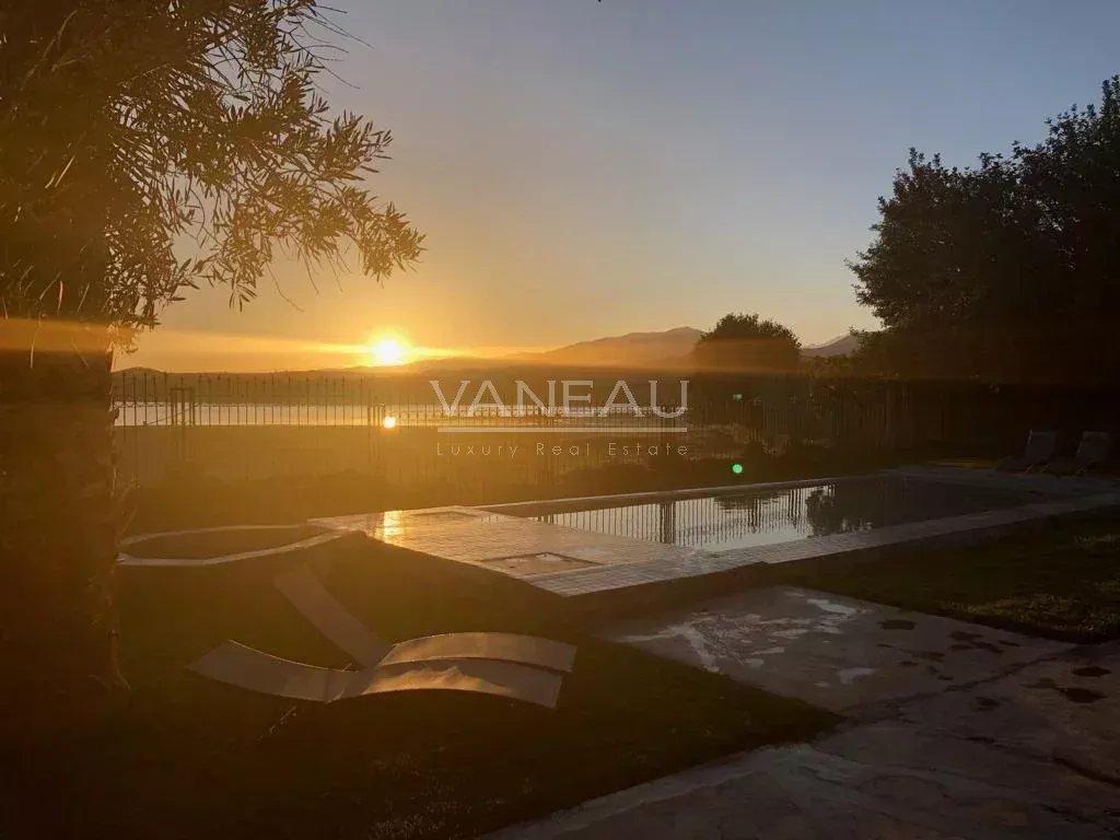 **À Vendre : Maison d’Exception au Bord du Lac de Lalla Takerkou