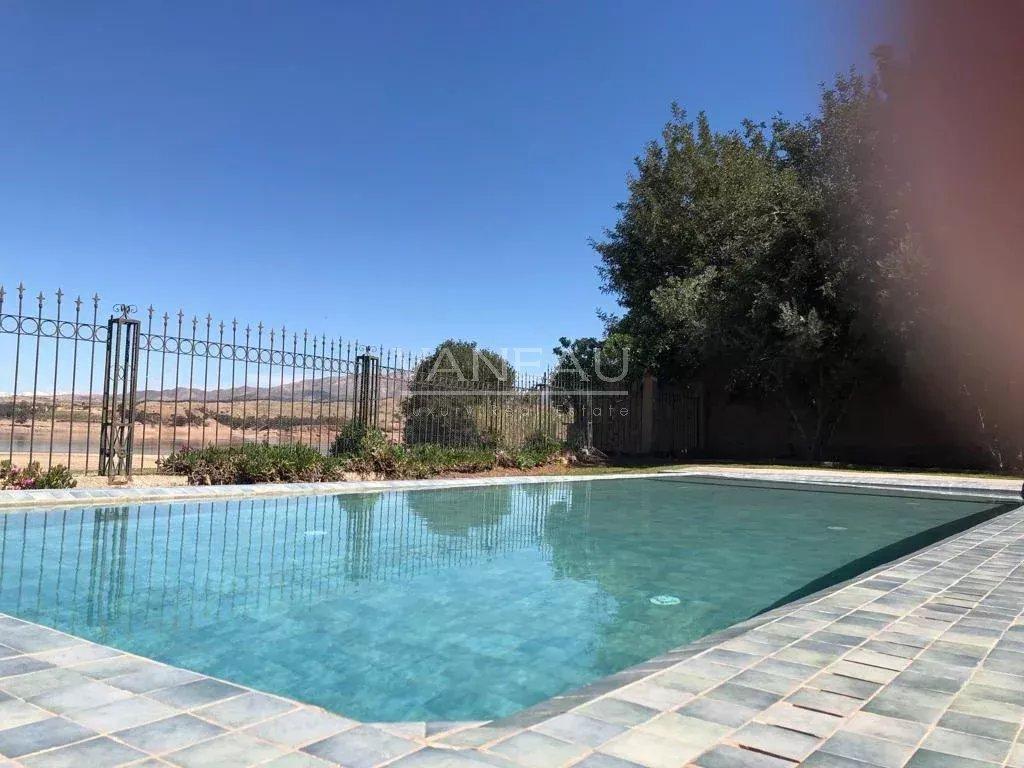 **À Vendre : Maison d’Exception au Bord du Lac de Lalla Takerkou