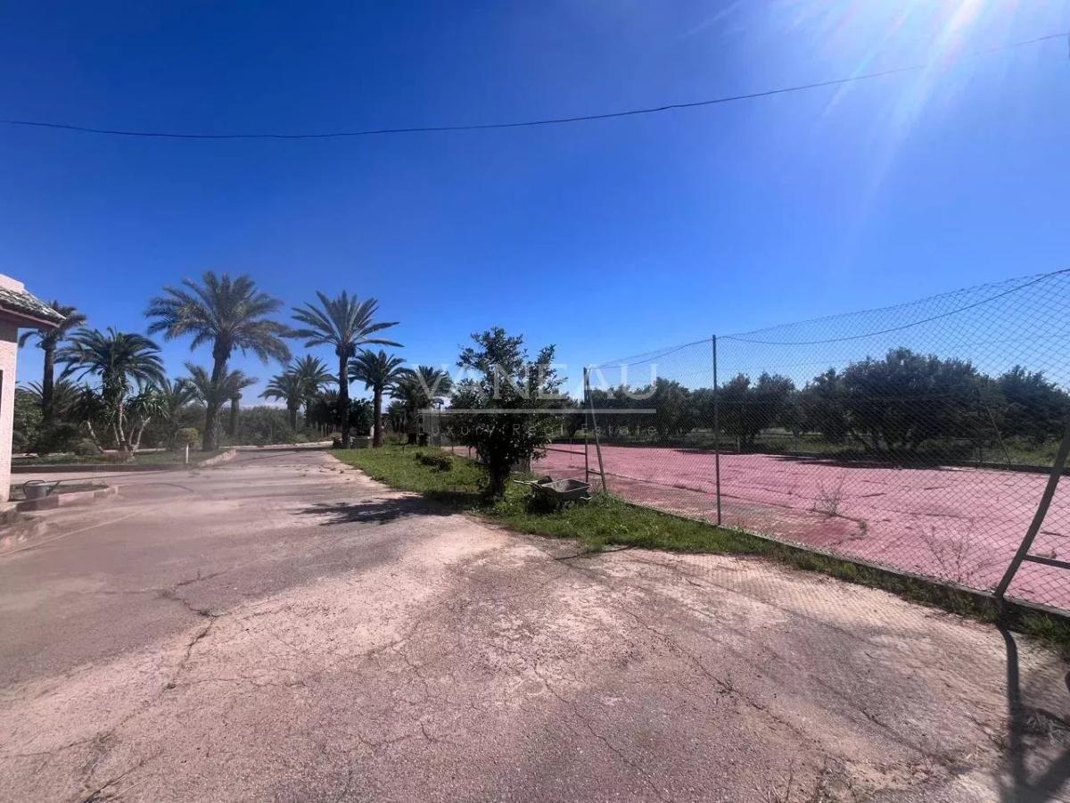 Terrain de 4,9 hectares avec villas et piscine.