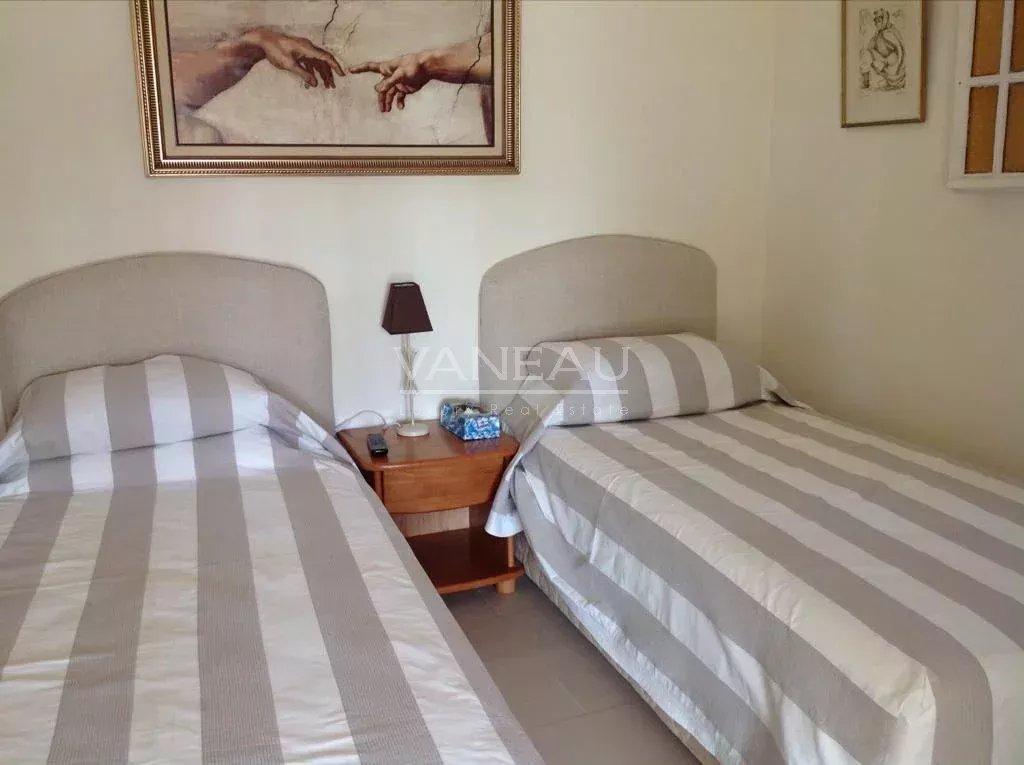 Terrain de 4,9 hectares avec villas et piscine.