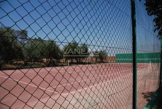 Terrain de 4,9 hectares avec villas et piscine.