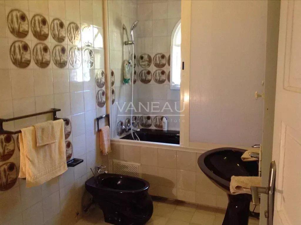 Terrain de 4,9 hectares avec villas et piscine.