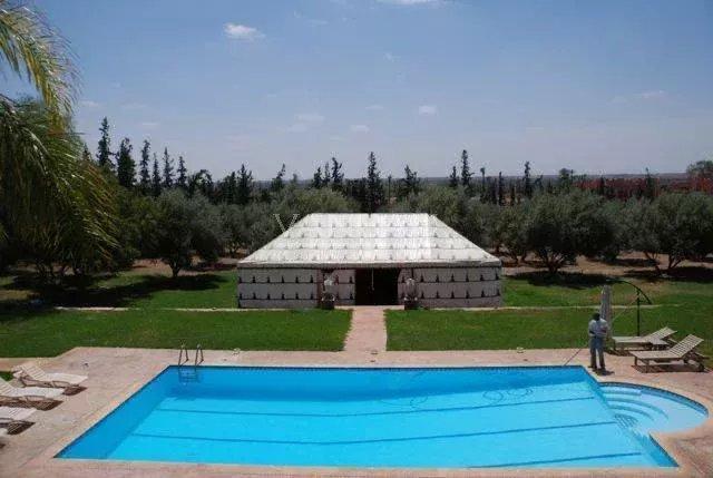 Terrain de 4,9 hectares avec villas et piscine.