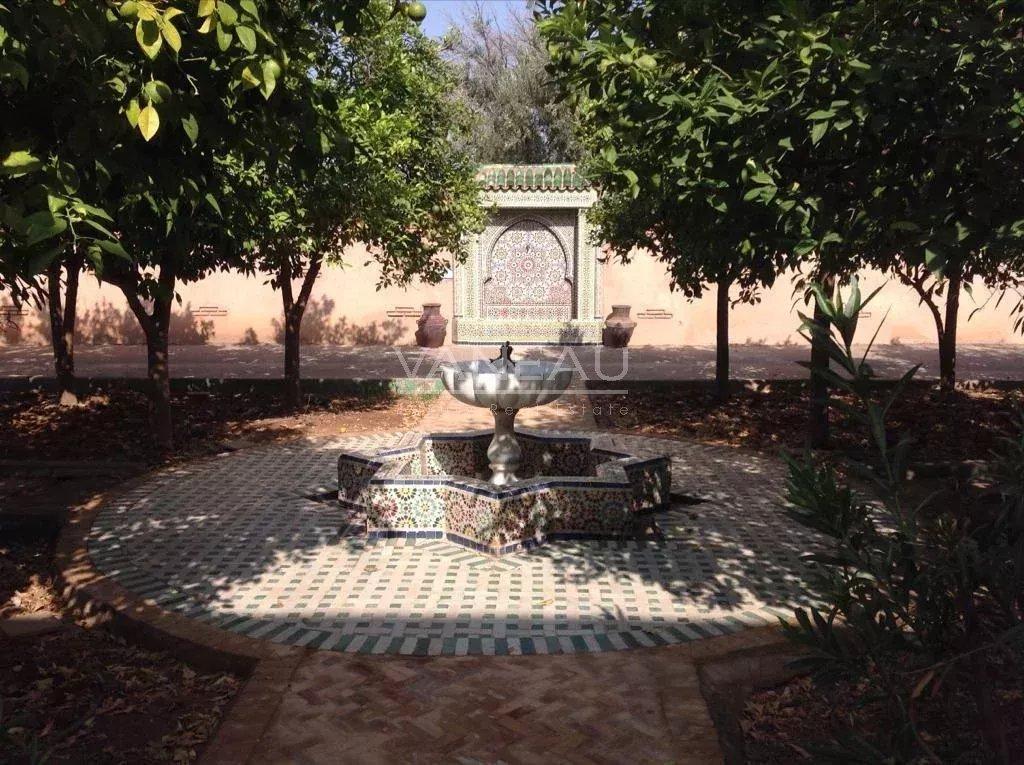 Terrain de 4,9 hectares avec villas et piscine.