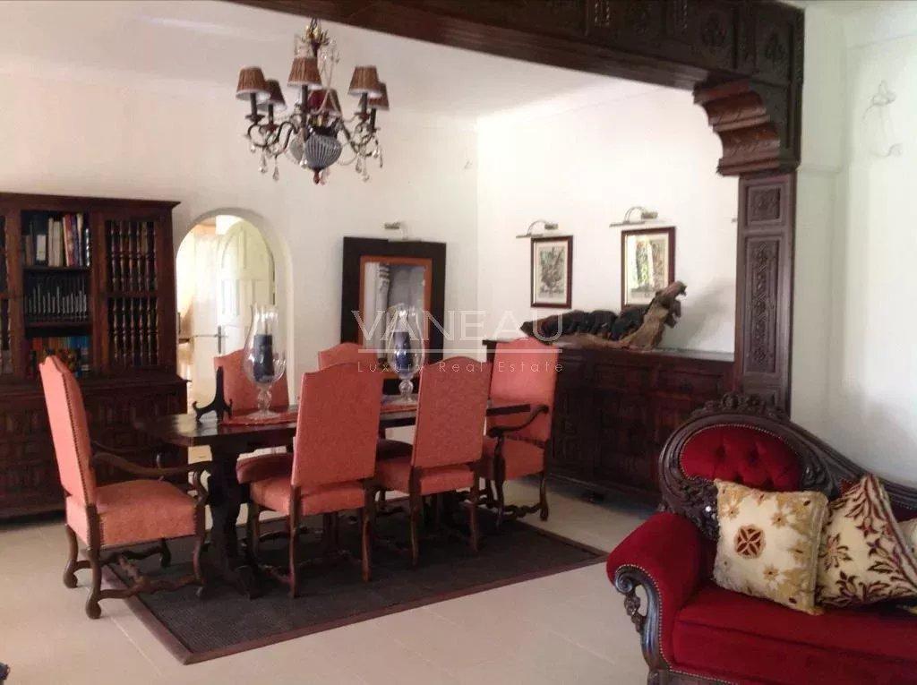 Terrain de 4,9 hectares avec villas et piscine.