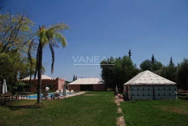 Terrain de 4,9 hectares avec villas et piscine.