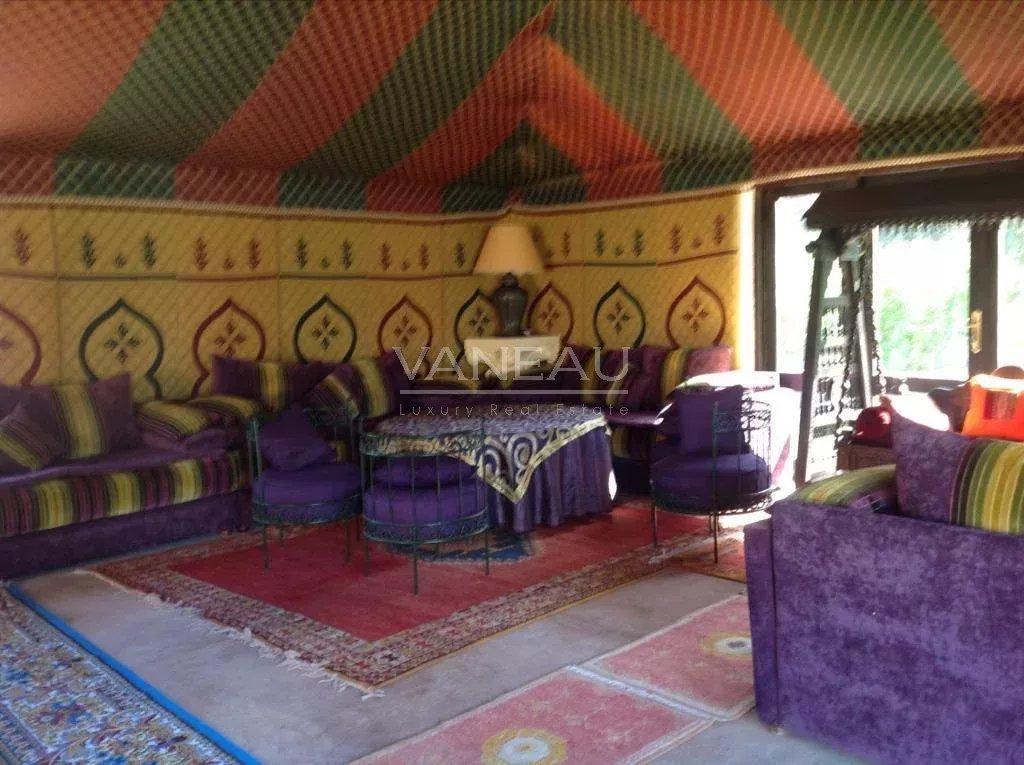 Terrain de 4,9 hectares avec villas et piscine.