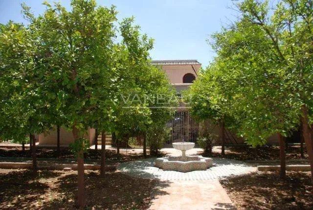 Terrain de 4,9 hectares avec villas et piscine.