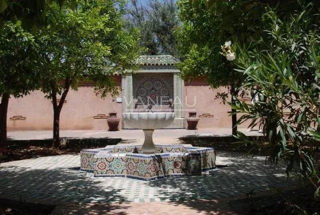 Terrain de 4,9 hectares avec villas et piscine.