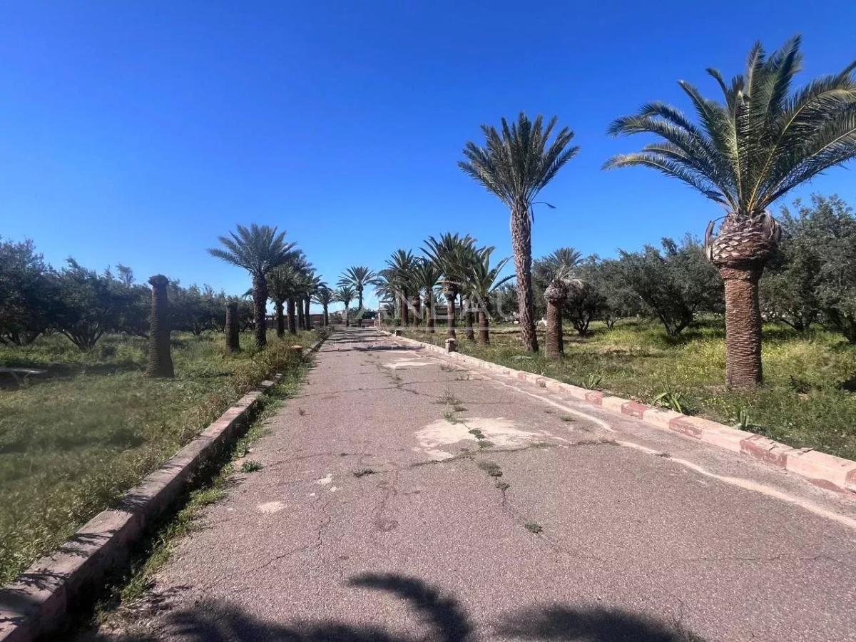 Terrain de 4,9 hectares avec villas et piscine.