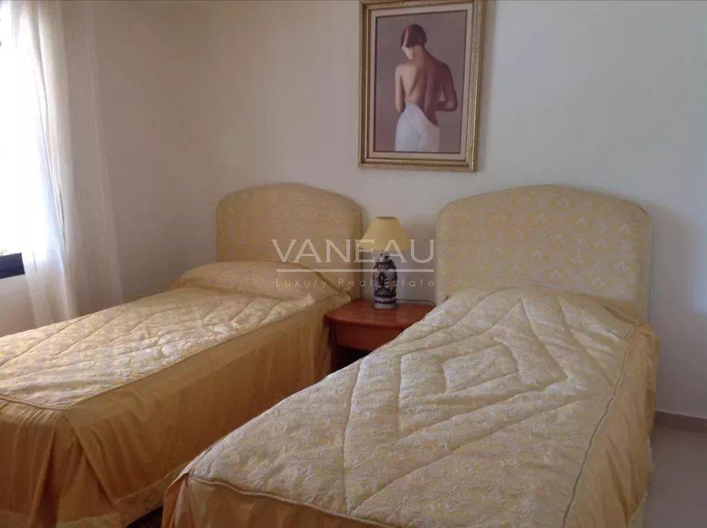 Terrain de 4,9 hectares avec villas et piscine.