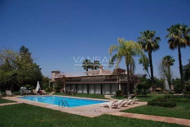 Terrain de 4,9 hectares avec villas et piscine.