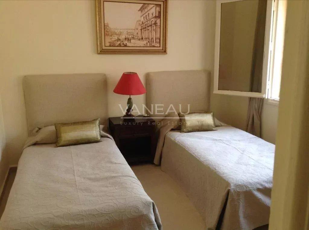 Terrain de 4,9 hectares avec villas et piscine.