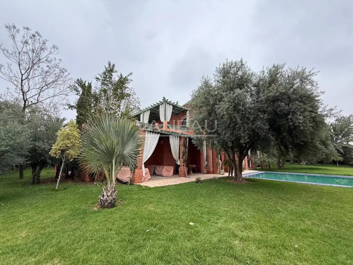 ****Villa rÃ©novÃ©e au cÅ“ur de la Palmeraie***