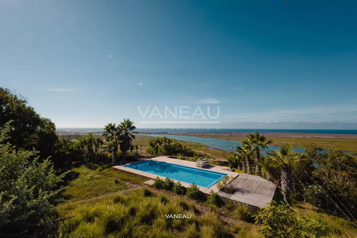 ***Maisons face à la lagune avec piscine***