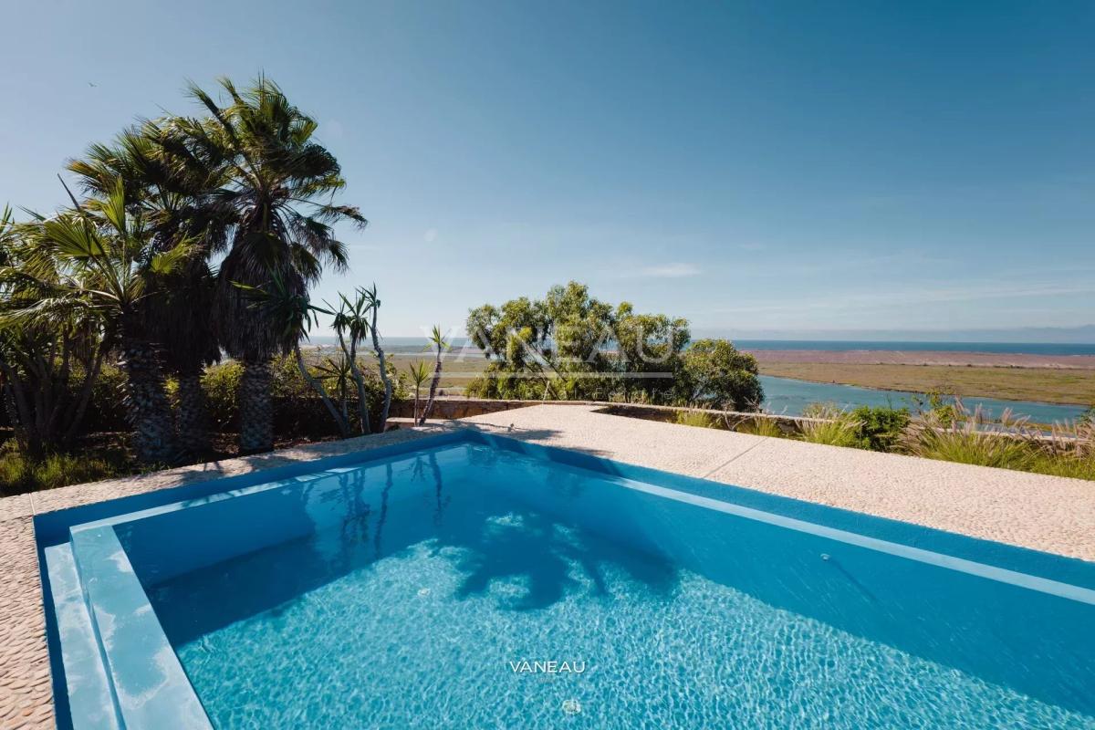 ***Maisons face à la lagune avec piscine***