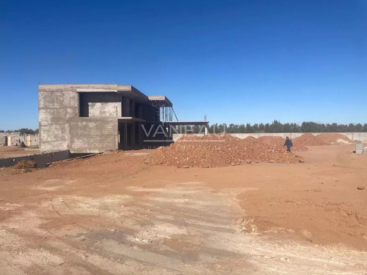 ***Route Ouarzazate Terrain de 2,7 hectare avec permis de construire***