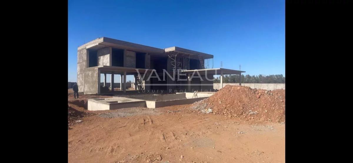 ***Route Ouarzazate Terrain de 2,7 hectare avec permis de construire***